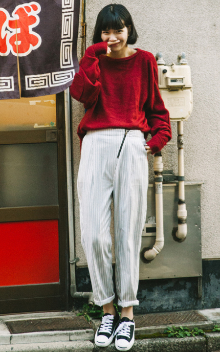 慵懒的宽松毛衣，带着复古的日式色调，搭配同样简约舒适的竖条纹工装裤，再踩上一双匡威，舒服又带着慵懒的随性感。