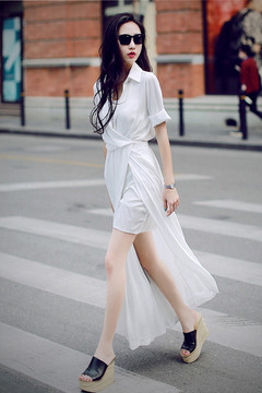 超级显气质的一款白色雪纺长裙，交叉领设计极致性感噢，衬衫裙的板式，搭配高跟鞋+铂金包，大牌范~