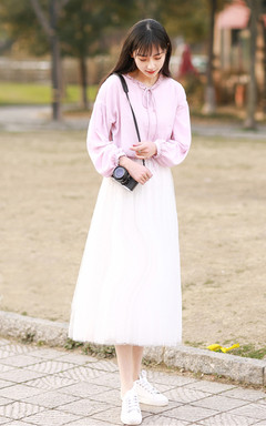柔美淑女气质的粉紫色雪纺衫，宽松休闲风的样式，尽显文艺气质，搭配纯净白色半身纱裙，穿着超仙超美的，很青春很美好。