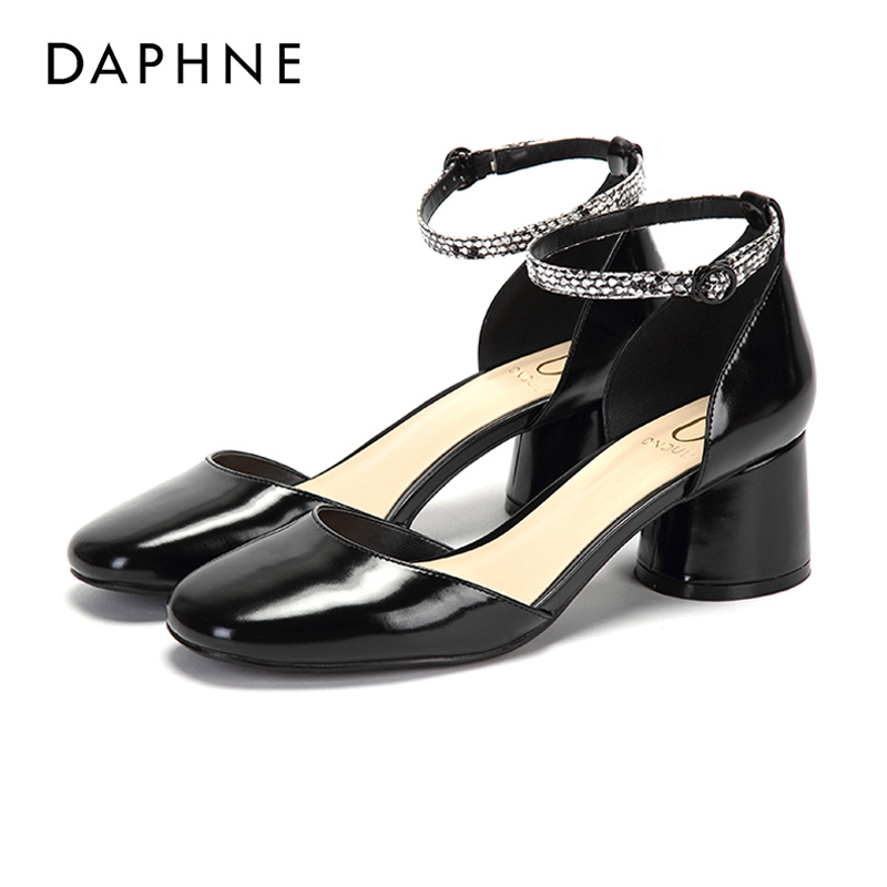 Daphne/达芙妮ONDUL/圆漾蛇纹印花一字扣方头粗跟单鞋1017102850