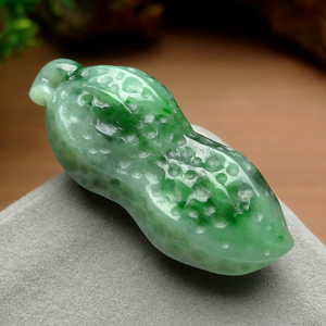 玉吊坠天然翡翠花生图片