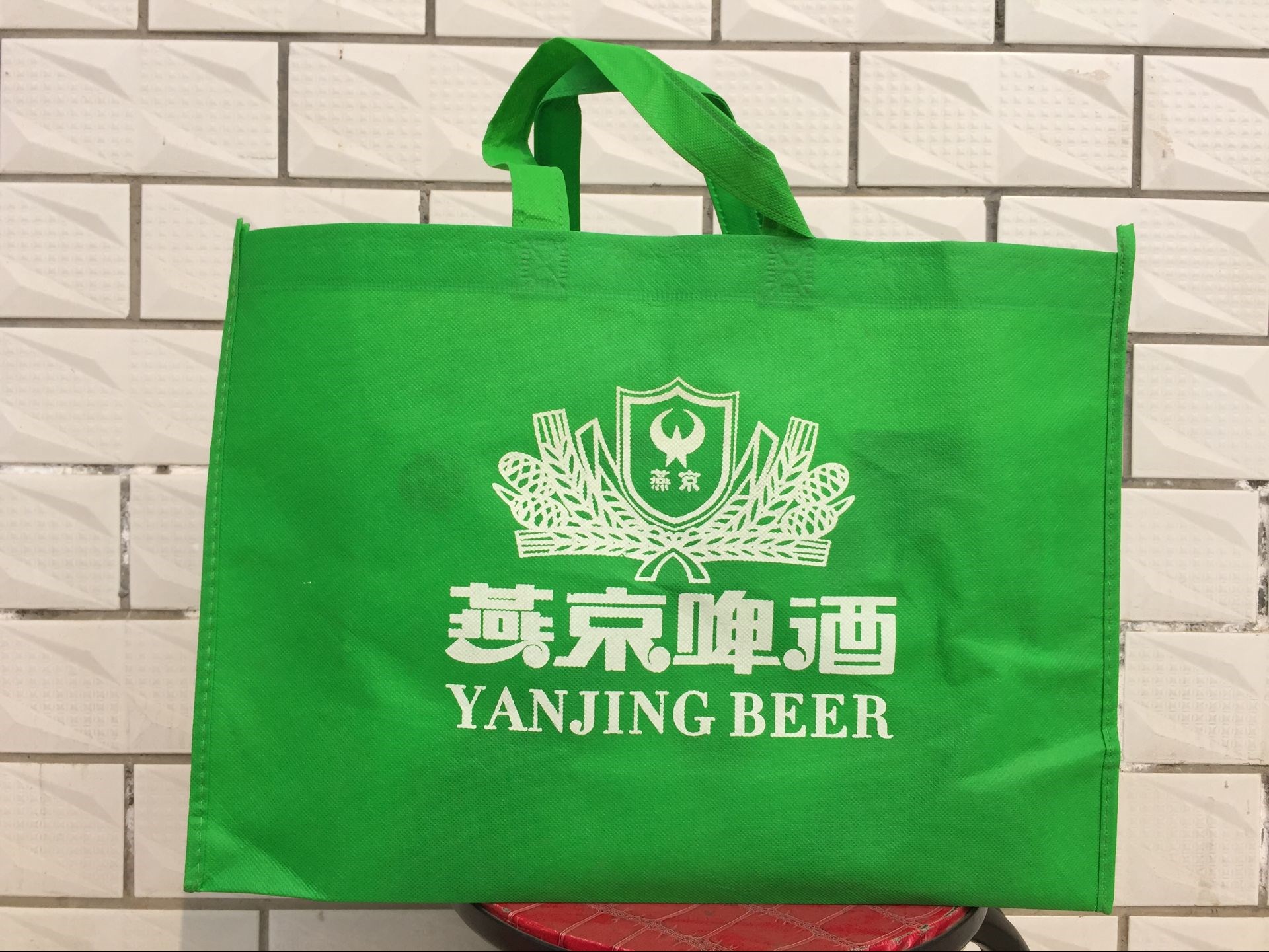 绿色装燕京啤酒袋无纺布手提袋现货厂家直销价格可各类尺寸