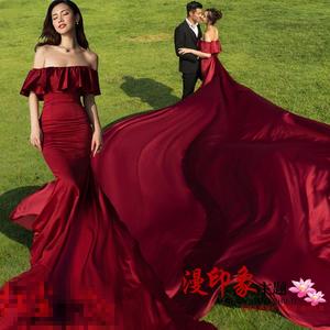 红色长拖尾一字肩婚纱海边沙滩外景情侣写真礼服影楼主题服装新款婚纱