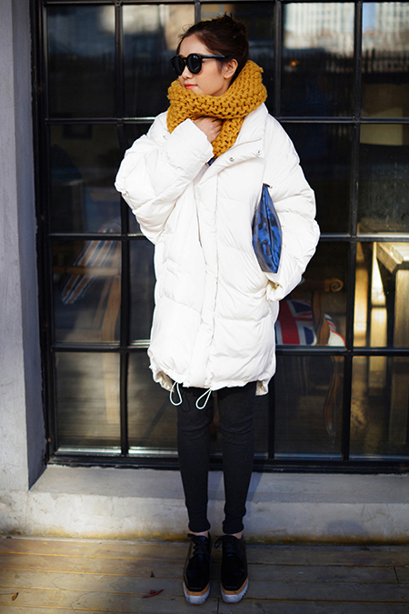 有些oversize感觉的厚厚时髦棉衣,穿着时尚又保暖,纯净的白色,简约