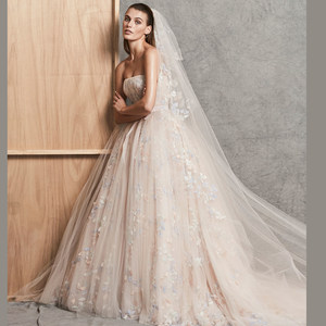 裙超长拖尾彩色 span class=h>刺绣 /span> span class=h>婚纱 /span>