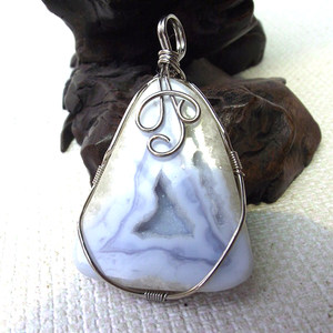 玉髓水晶洞吊坠图片