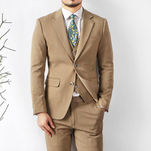 浅棕色西装男图片