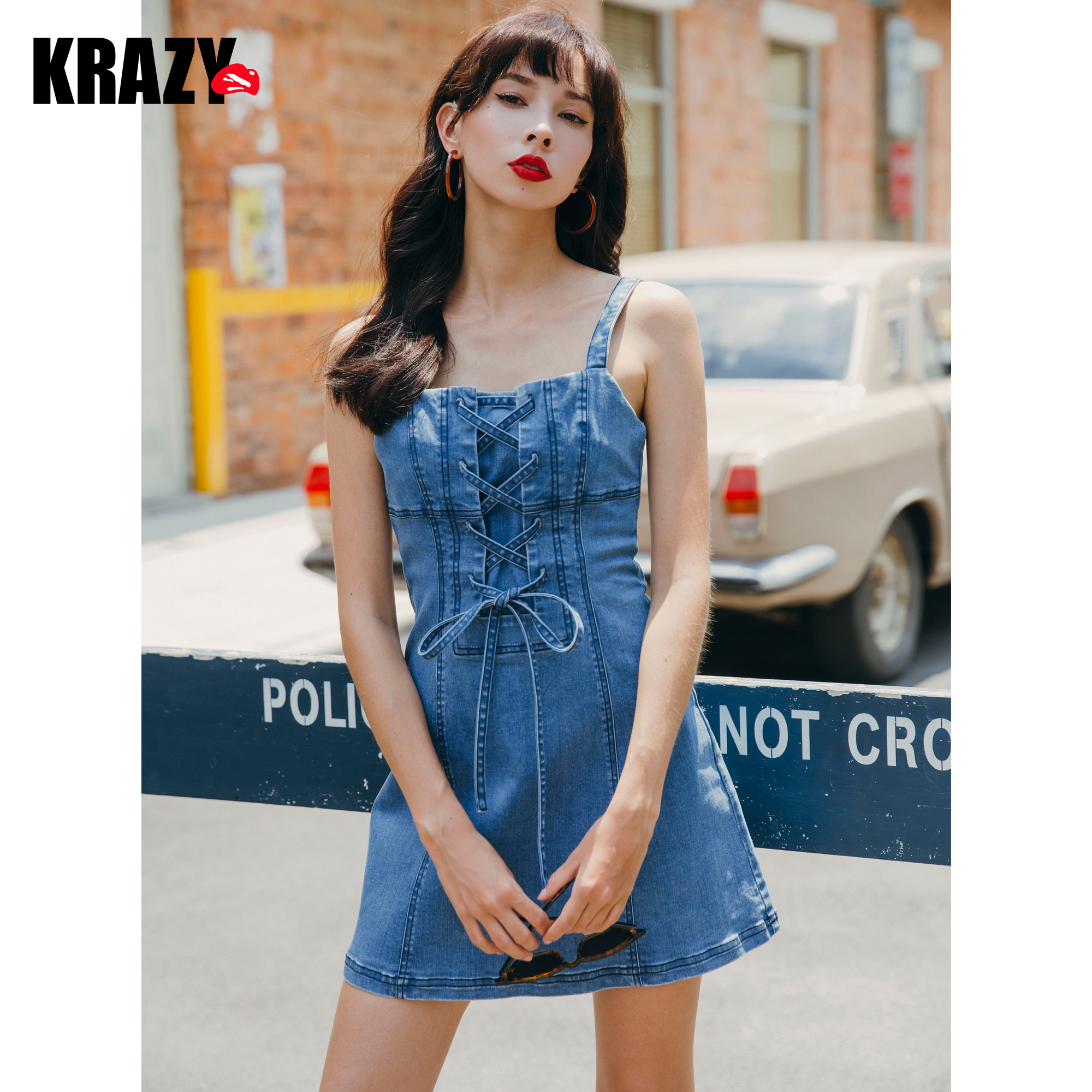 Krazy绑带设计元素弹力修身显曲线洗水牛仔吊带裙收腰连衣裙