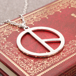 包邮bigbang权志龙反战logo项链gd皇冠字母项链 权志龙同款项链