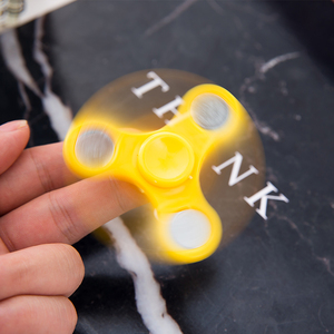 美国金属魔幻2快速转三角成人旋转指尖陀螺代儿童小学生男孩玩具