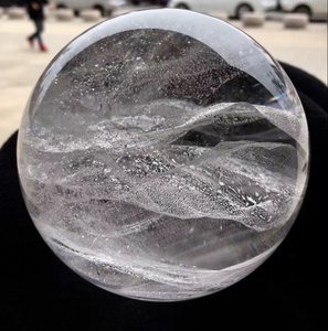 class=h>水晶球 /span>,晶体透明,自然生长的棉絮就像大海的波浪