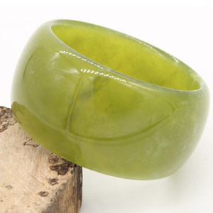 绿色玉石手镯图片