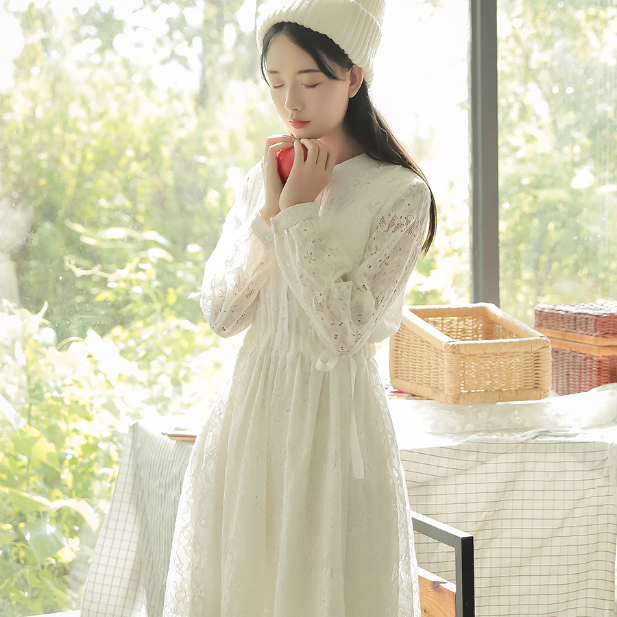 文艺复古森女系宫廷风镂空蕾丝长袖连衣裙女中长款小清新秋季新款