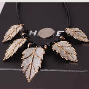 树叶片项链图片