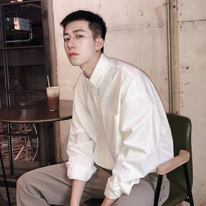 青年黑色衬衫图片