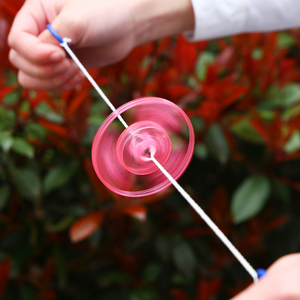 拉线拉环闪光拉哨 span class=h>飞轮 /span>发光陀螺 手拉飞碟 span