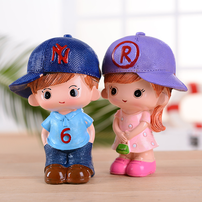 日韩卡通情侣娃娃树脂小摆件 戴帽子男孩女孩创意家居装饰品