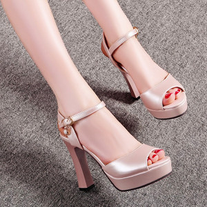 鱼嘴搭扣女凉鞋图片